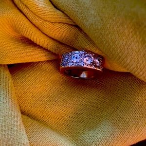 Ladies 18K gold and diamond ring